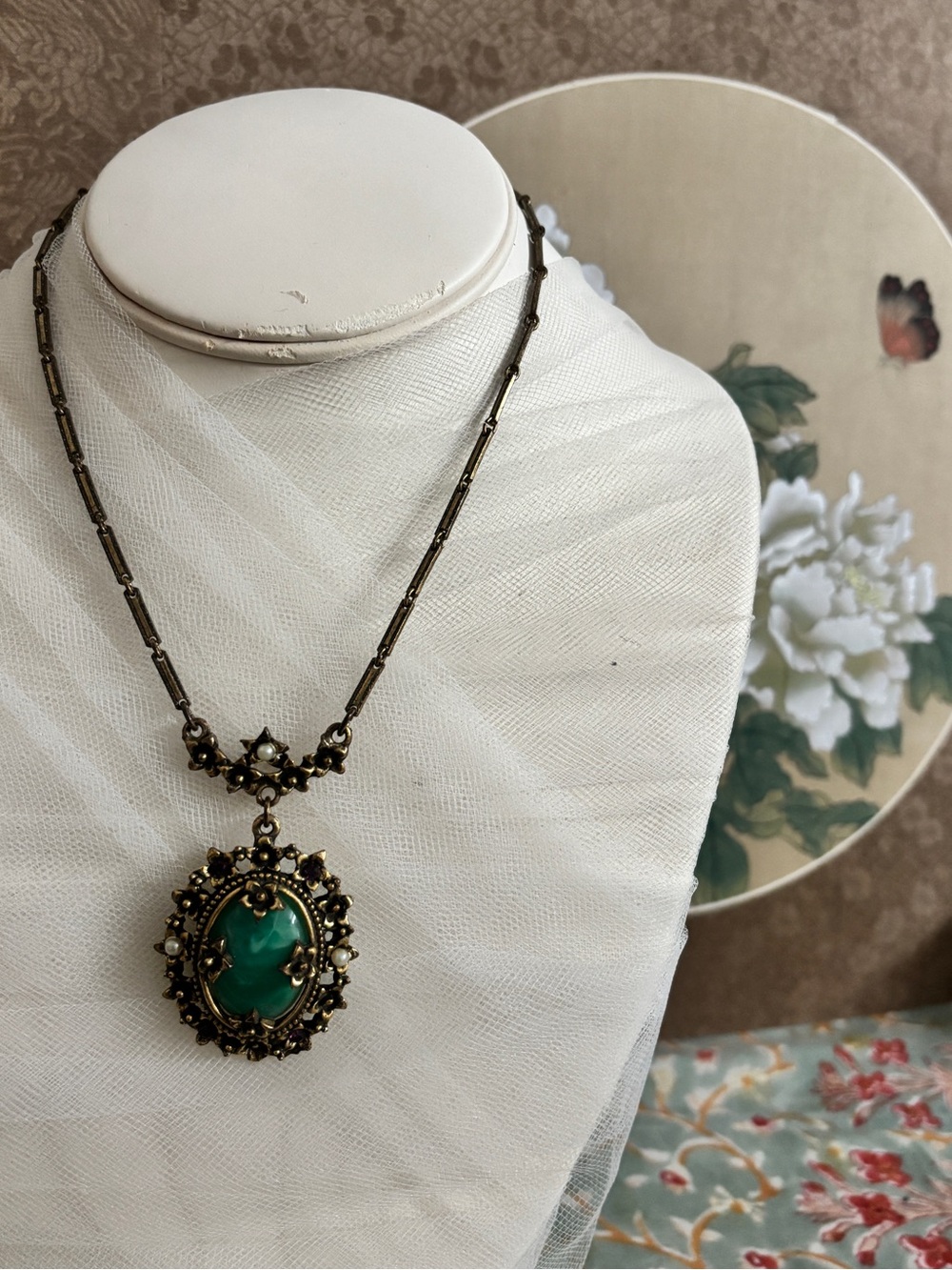 Vintage Victorian style Green stone Pendant Necklace